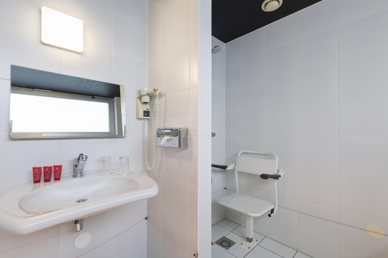 Bathroom 5, Leonardo Hotel Almere City Center, Almere