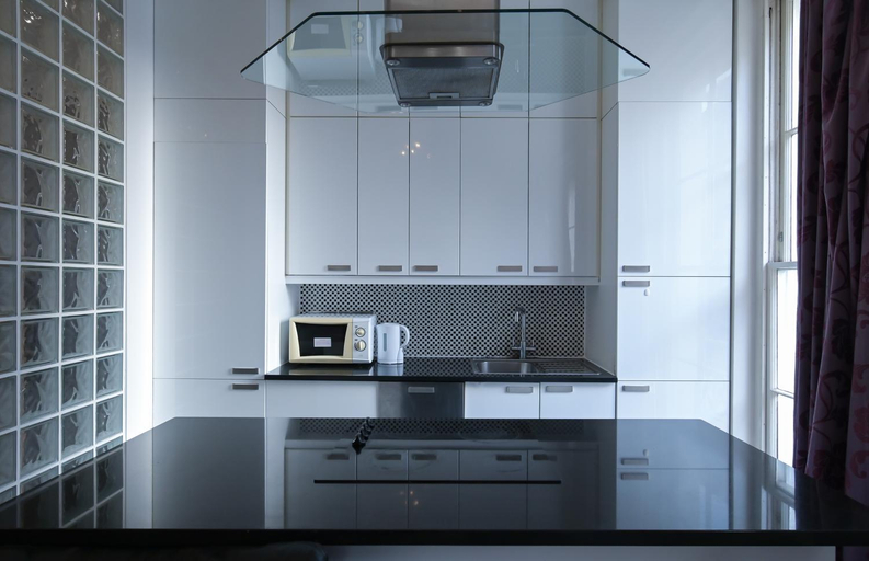 Others 3, Queensway Hyde Park Flat by DC London Rooms, London