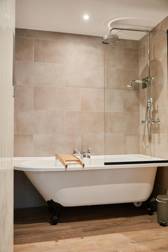 Bathroom 3, The Bucks Head, Hampshire