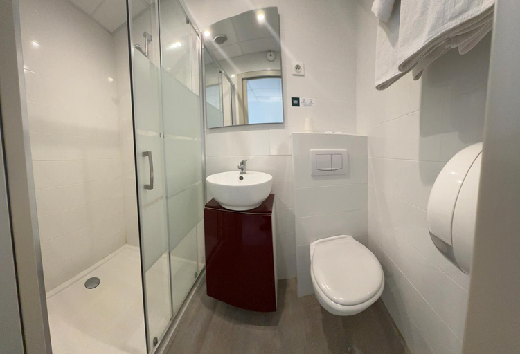 Bathroom, Logis Hotel restaurant des Voyageurs, Haute-Loire
