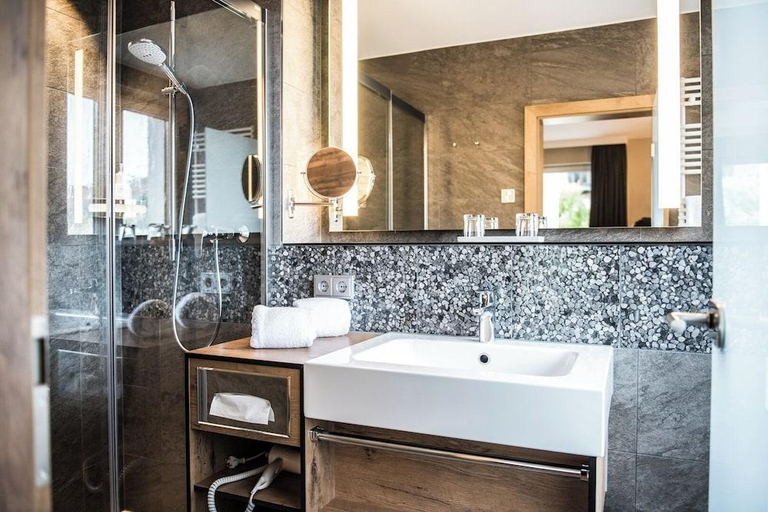 Bathroom 4, Hotel zur Post, Traunstein