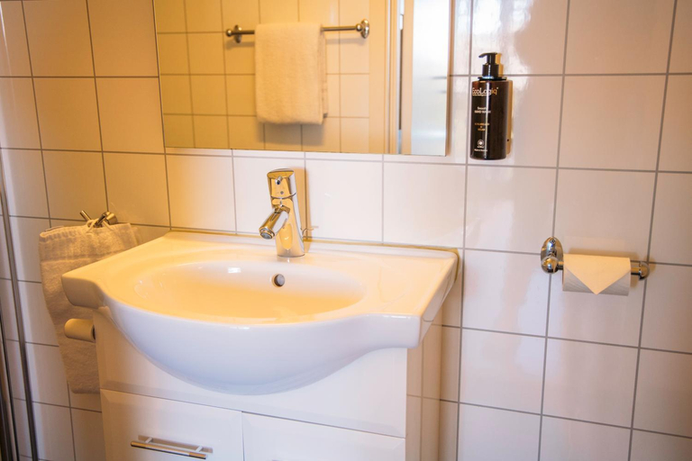 Bathroom, Solund Leileghetshotell, Solund