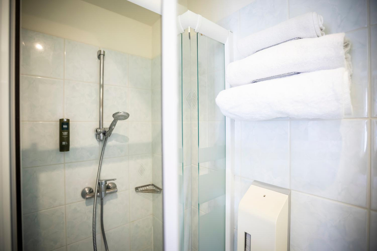Bathroom 3, hotel du commerce, Saône-et-Loire