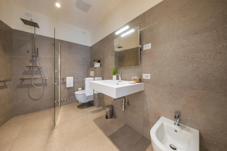 Bathroom 3, Corte Garibaldi, Belluno