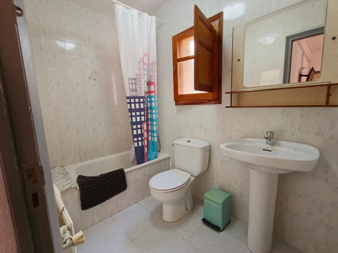Bathroom 3, New Hostal Sant Llop, Barcelona