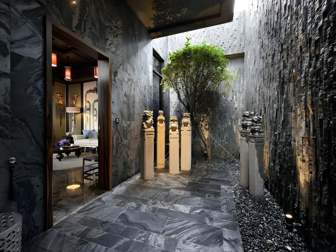 Exterior & Views