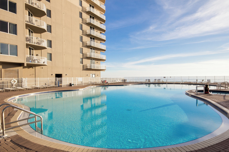 Sport & Beauty 5, Sea Turtle Retreat! 3BR Beachfront Condo With Stunning Gulf Views Sleeps 8, Bay