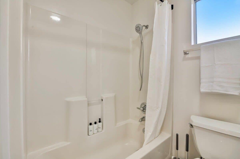 Bathroom 4, @ Marbella Lane - Stylish Cozy4br in Siliconvalley, Santa Clara