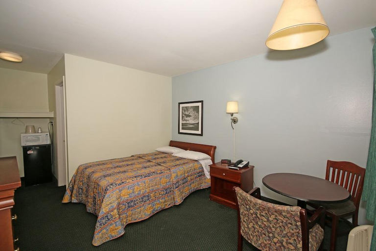 Bedroom 3, Royal Inn and Suites Charlotte Airport, Mecklenburg