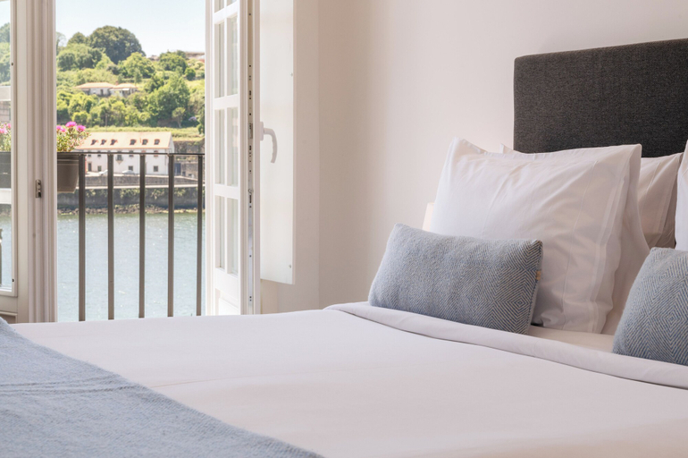 Bedroom 2, Miragaia Riverside Suites., Porto