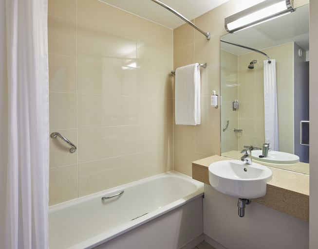 Bathroom 4, Leonardo Hotel Aberdeen, Aberdeen