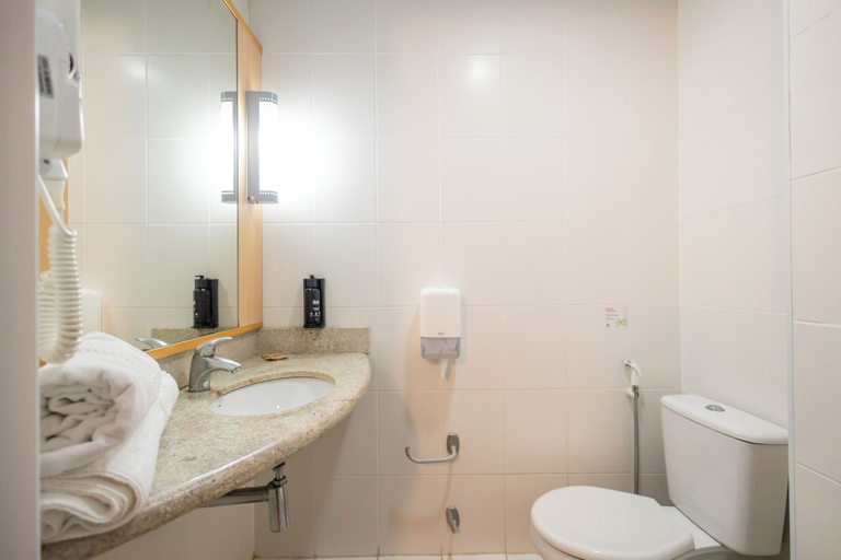 Bathroom 4, ibis Contagem Ceasa, Contagem