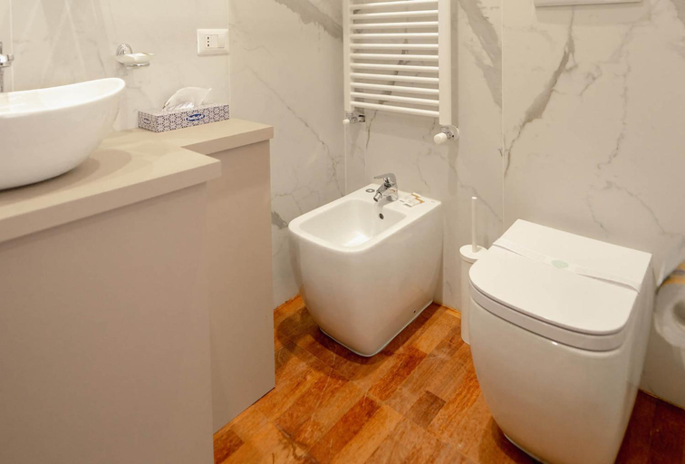 Others 3, B&B Interno 5, Napoli