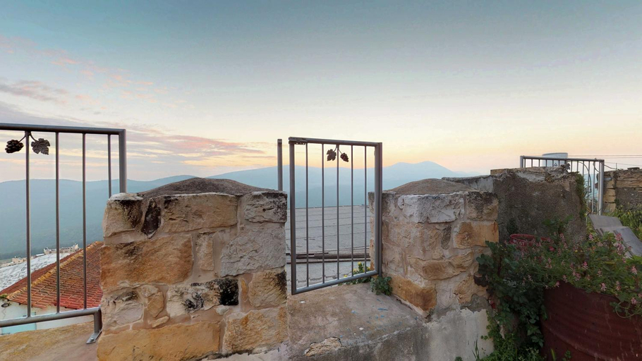 Others 5, HEMDAT NEFESH