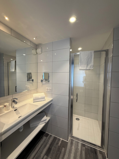 Bathroom 4, Churchill Hotel Bayeux Centre, Calvados