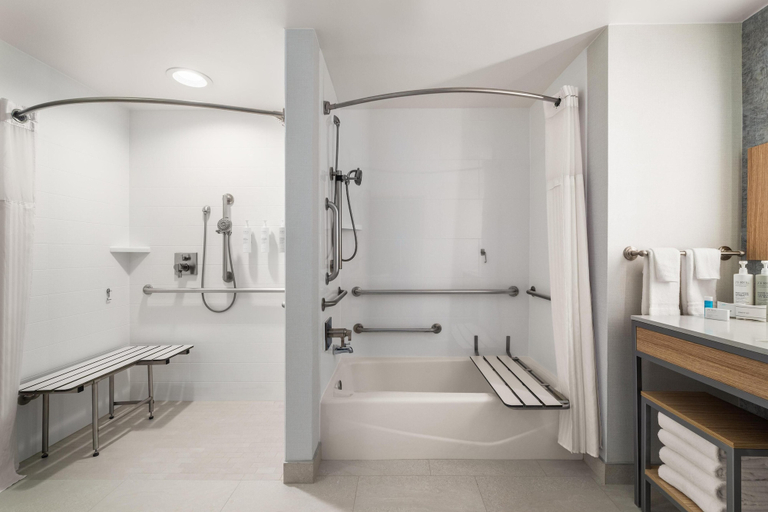 Bathroom 5, Hilton Garden Inn Arlington-Shirlington, Arlington