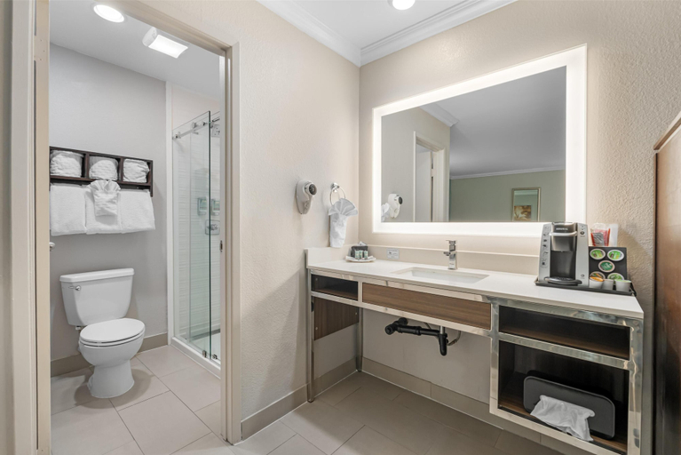 Bathroom 5, Best Western Courtesy Hotel - Anaheim Resort Amusement Park, Orange