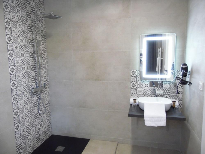Bathroom 3, Chante Grelet, Puy-de-Dôme