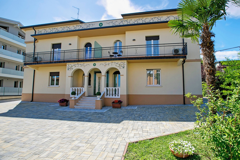 Exterior & Views 2, Villa Mimosa - Apt 2, Brescia