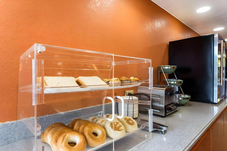 Food & Drinks 5, Econo Lodge Inn & Suites Airport, Mecklenburg