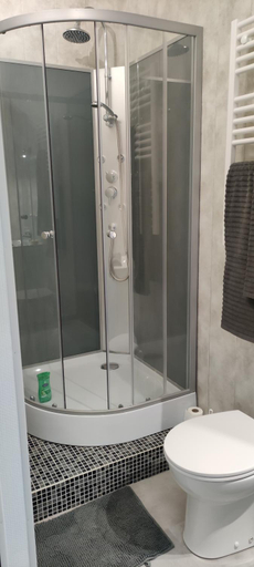 Bathroom 4, A la Belle Etoile, Cher