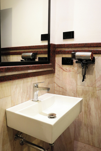 Bathroom 4, Max Residence, Pattaya