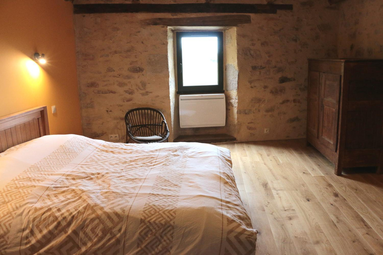 Bedroom 3, Chambre spacieuse dans maison de caractere, au calme, avec belle vue, Lot