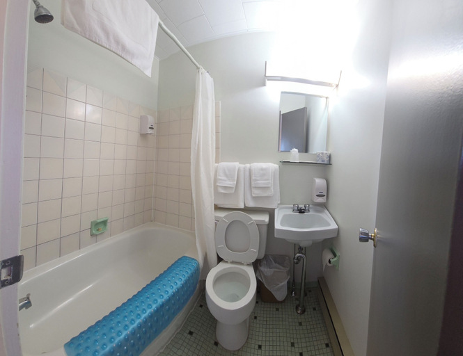 Bathroom 3, Motel Claude, Témiscouata