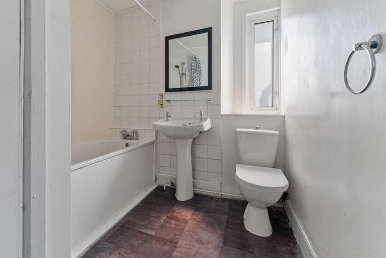 Bathroom 3, No 2 Georgian Shared House \- By Clifton Short Lets, Bristol
