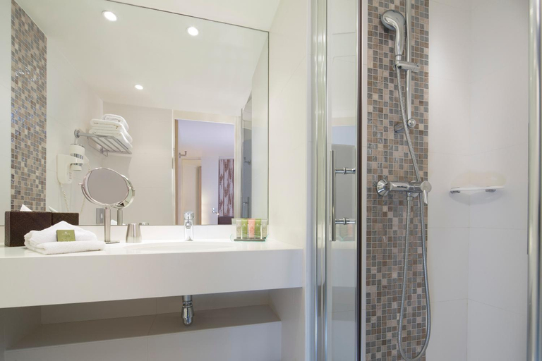 Bathroom 4, Garden Elysee Hotel, Paris