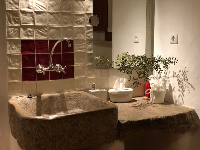 Bathroom 3, Casal da Serrana, Lourinhã
