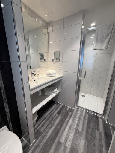Bathroom 4, Churchill Hotel Bayeux Centre, Calvados