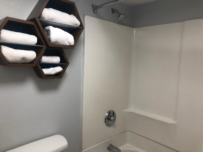 Bathroom 5, Days Inn by Wyndham Indianapolis South, Marion