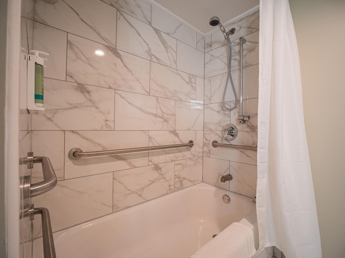 Bathroom 4, Equus inn, Marion