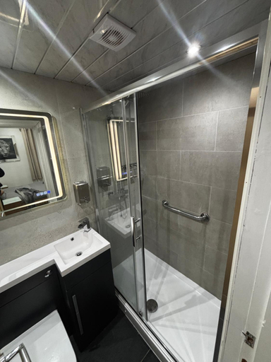 Bathroom 3, Hendham House Hotel, Manchester