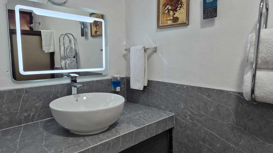 Bathroom 4, Hotel Divisamar by LHR, Aguirre