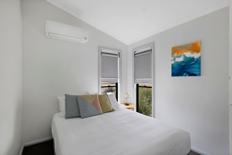 Bedroom 2, Reflections Holiday Parks Jimmys Beach, Great Lakes