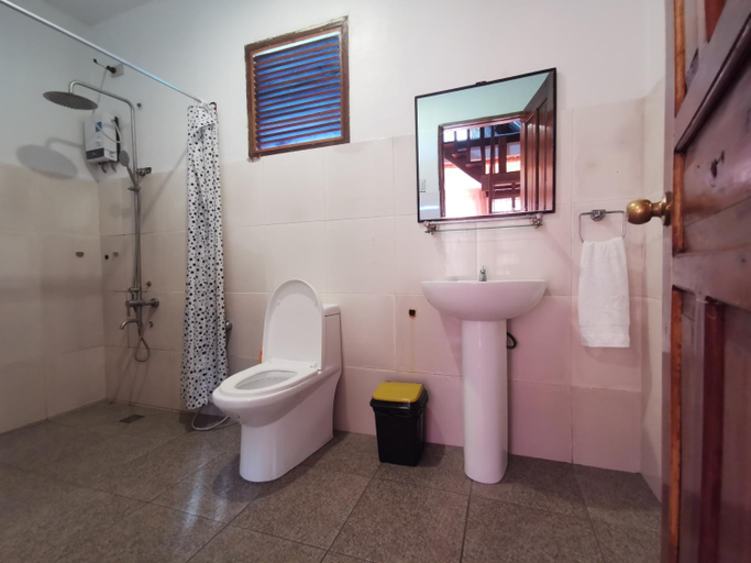 Bathroom 3, Mera's Garden, General Luna