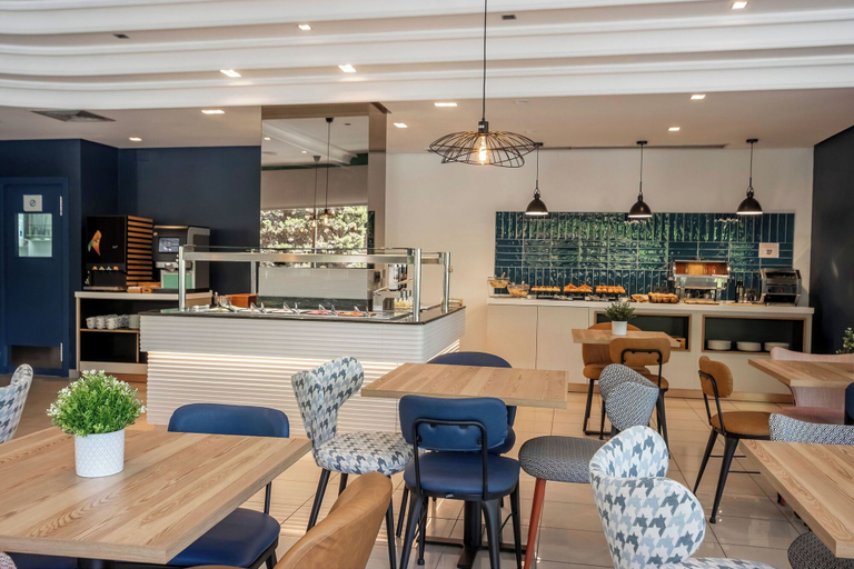 Food & Drinks 5, Travelodge Alicante Puerto, Alicante
