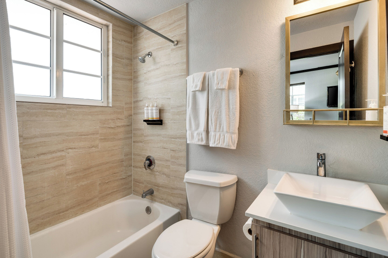 Bathroom 4, Tradewinds Apartment Hotel, Miami-Dade