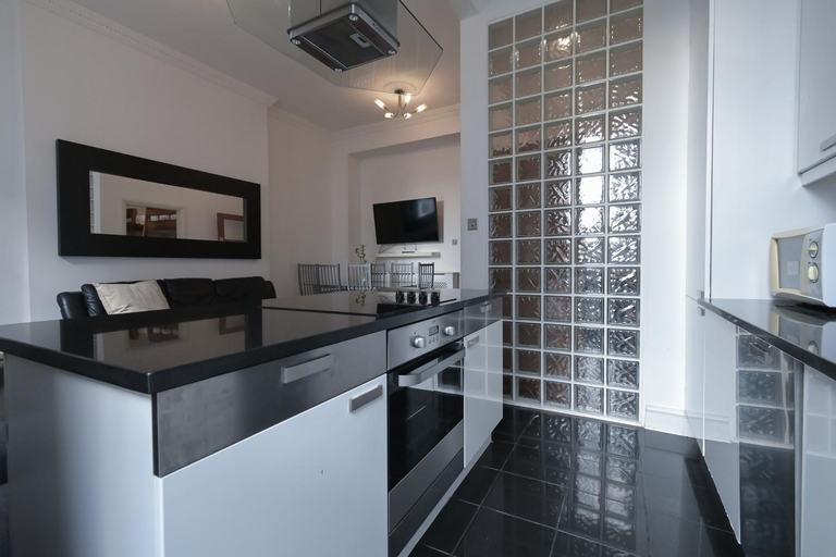 Others 4, Queensway Hyde Park Flat by DC London Rooms, London