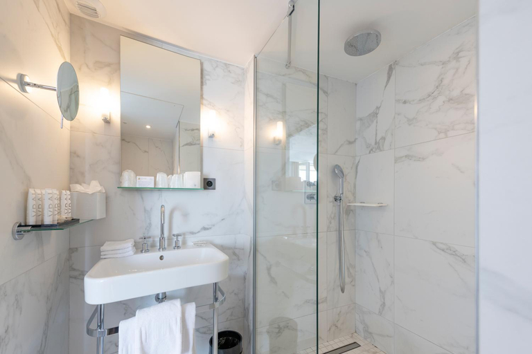 Bathroom 3, Hotel La Comtesse, Paris
