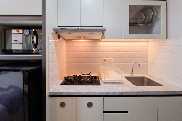 Others 4, Modern Monochromatic Studio at Transpark Bintaro Apartment By Travelio, Tangerang Selatan