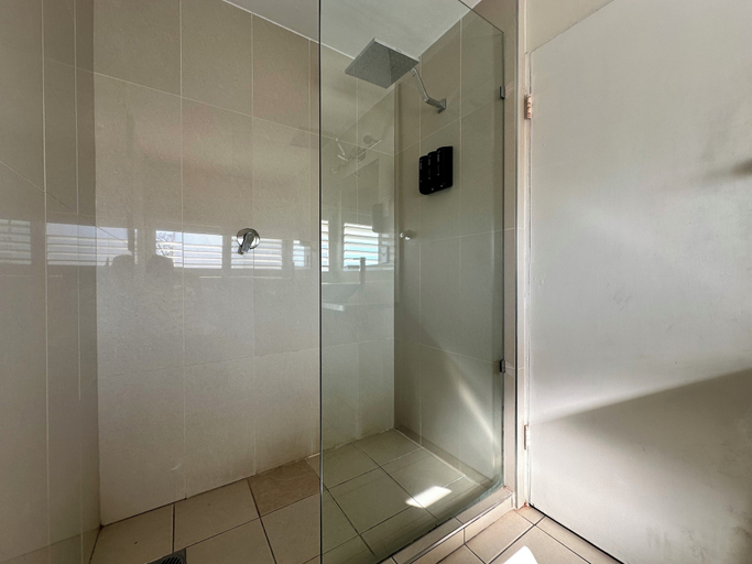Bathroom 4, Airway Motel, Ascot