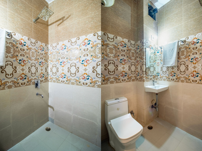 Bathroom 4, Hotel S.R. Plaza, Delhi