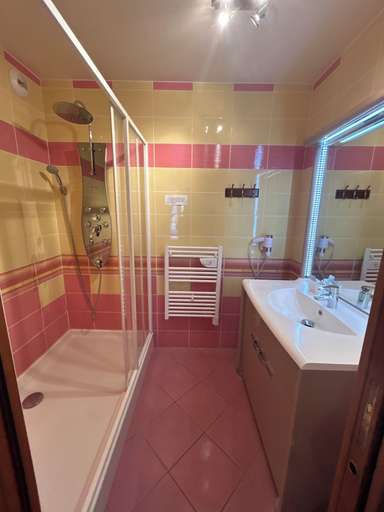 Bathroom 3, Hotel De Calais, Seine-Maritime