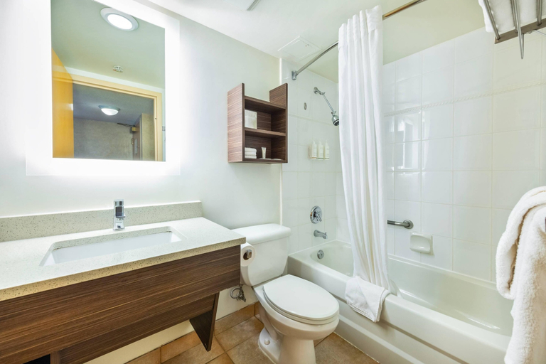 Bathroom 5, Grand Park Hotel & Suites Downtown Vancouver, an Ascend Collection Hotel, Greater Vancouver