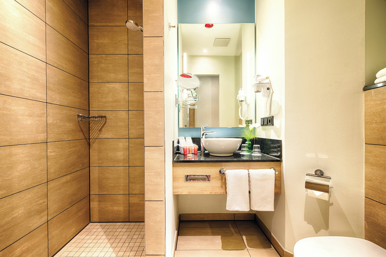 Bathroom 5, Leonardo Hotel Wolfsburg City Center, Wolfsburg