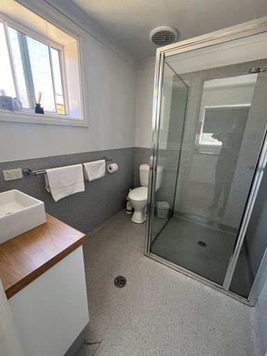 Bathroom 3, Clearwater Motel Apartments, Esperance