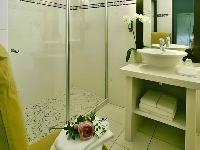 Bathroom 4, Hotel Restaurant Charbonnel, Dordogne
